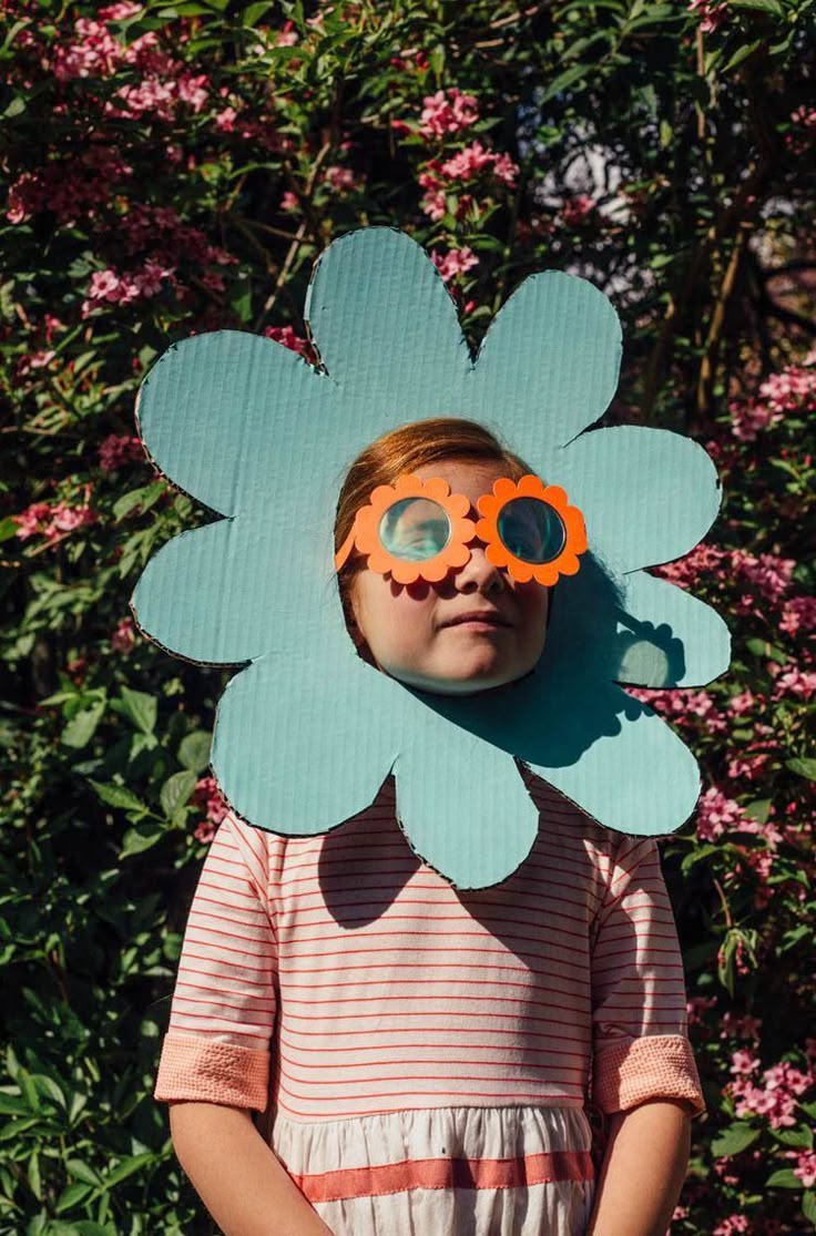 Fantasia infantil de flor criativa com p&eacute;talas coloridas