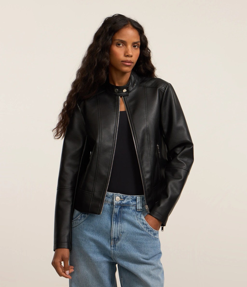 Foto de uma mulher usando um look composto por jaqueta de couro preta