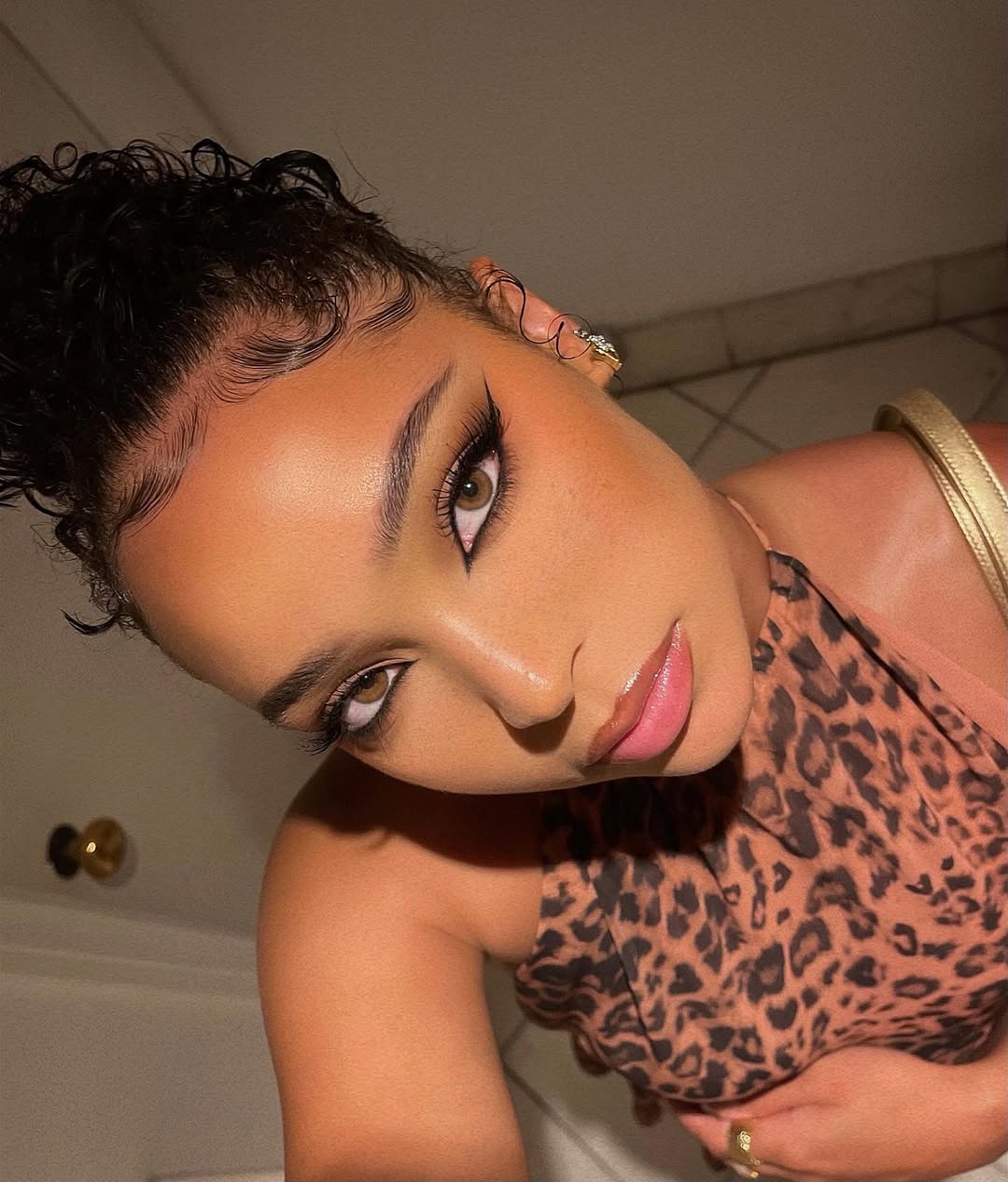 L&aacute;pis preto em delineado gatinho marcante