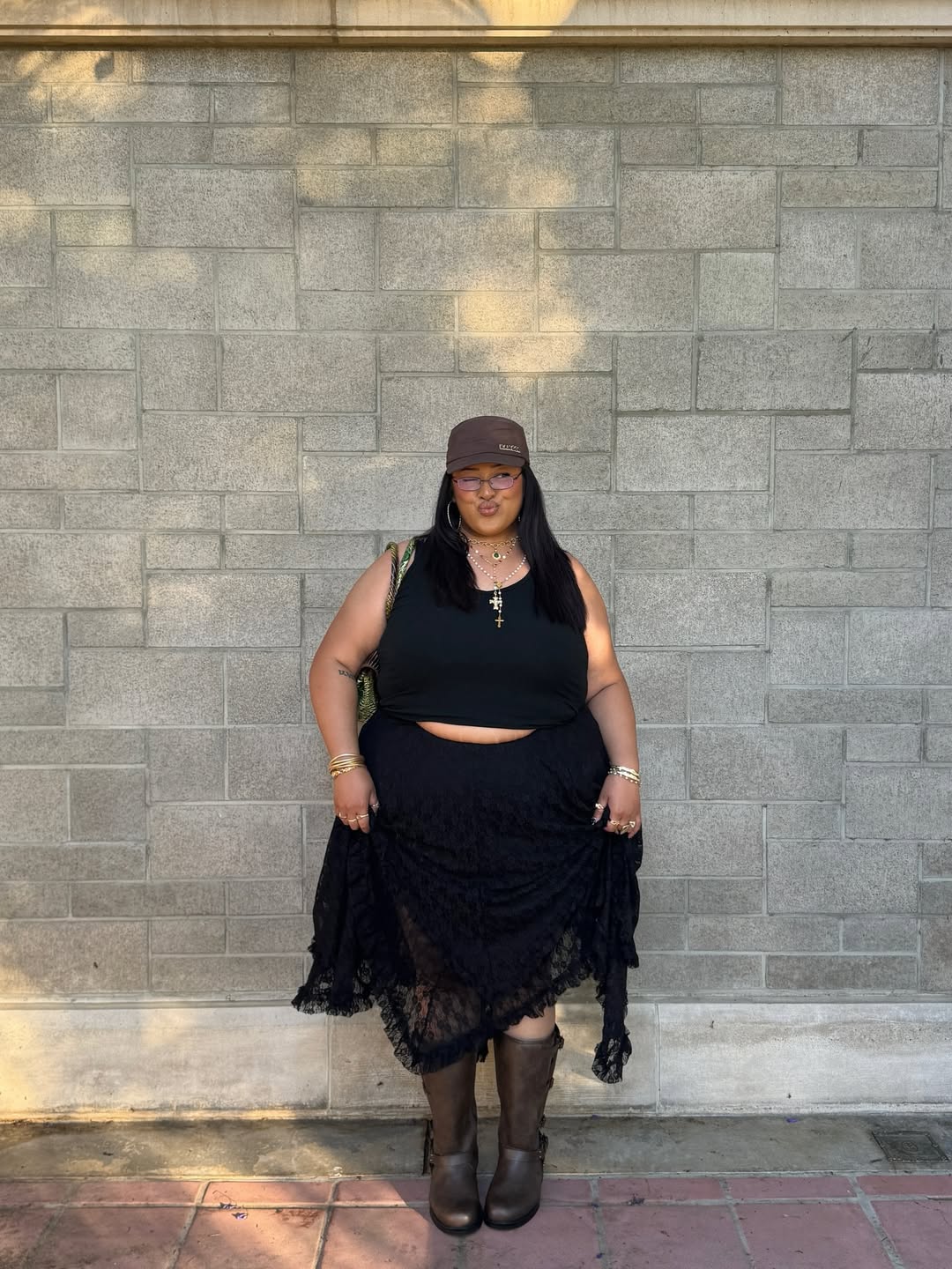 Look all black com saia de renda e botas pesadas