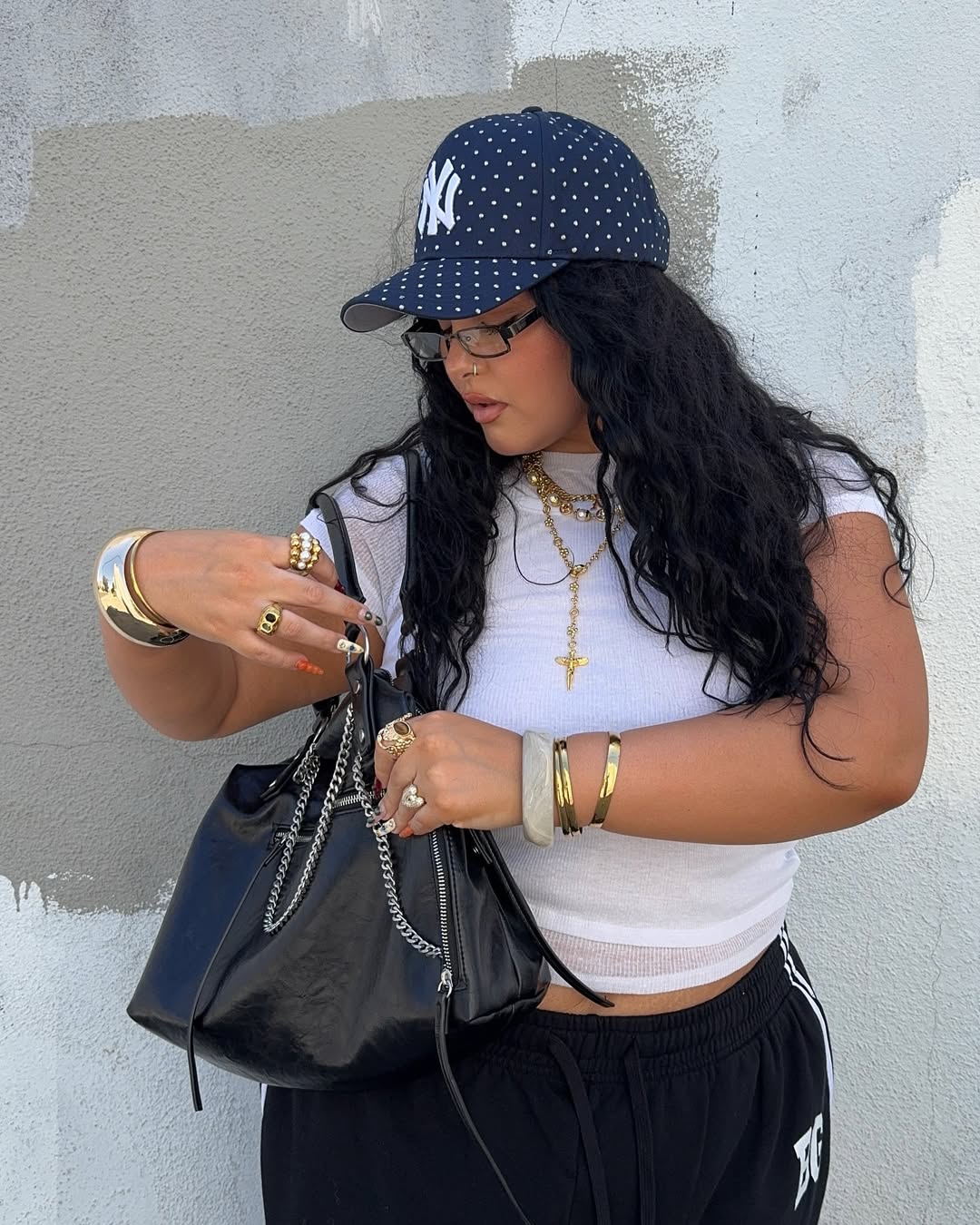 Bon&eacute; de po&aacute; em look urbano com acess&oacute;rios