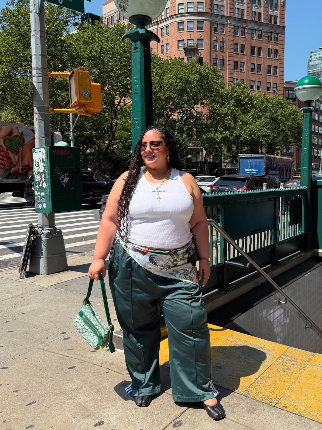 Look plus size com cal&ccedil;a verde, regata branca e len&ccedil;o estampado