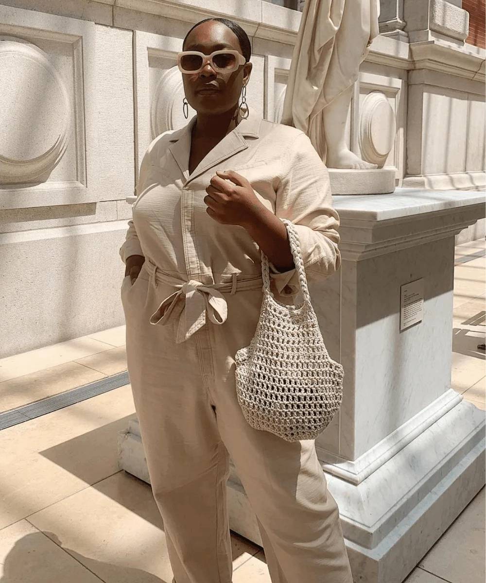 Look com macacão de linho e bolsa de crochê