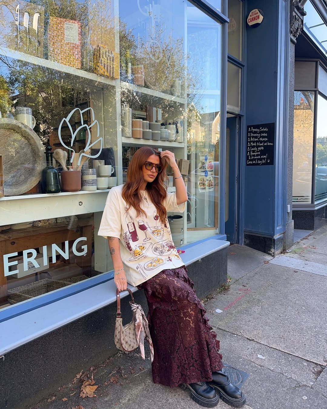 Saia de renda vinho com camiseta oversized e coturno preto