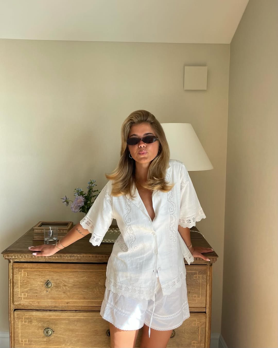 Conjunto branco em algod&atilde;o bordado para look leve e rom&acirc;ntico