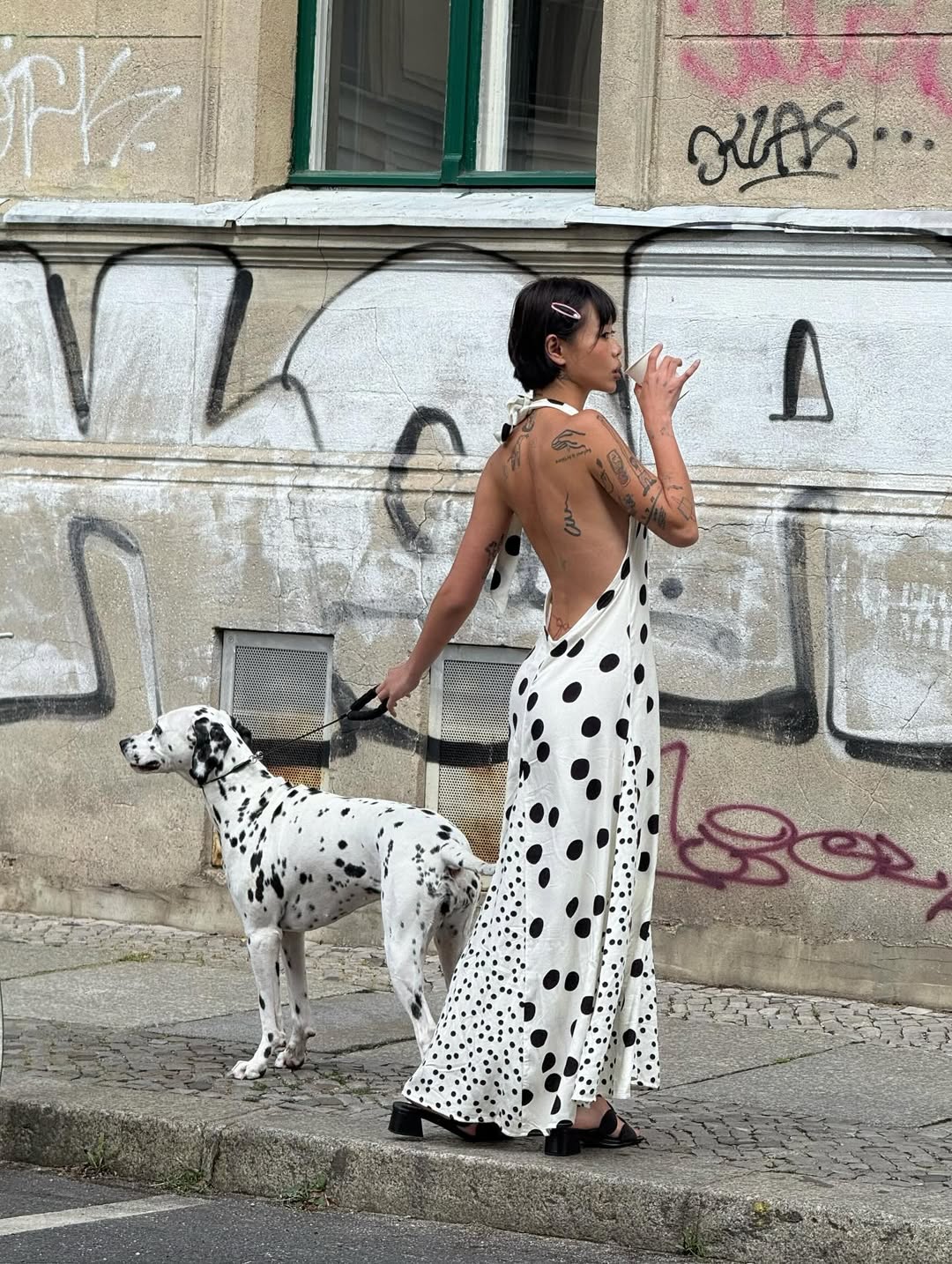 Vestido longo de po&aacute; com diferentes tamanhos de bolinhas