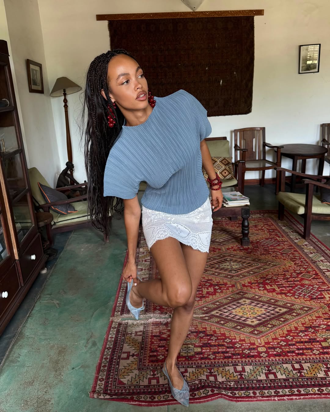 Mini saia branca de renda combinada com blusa azul e scarpin