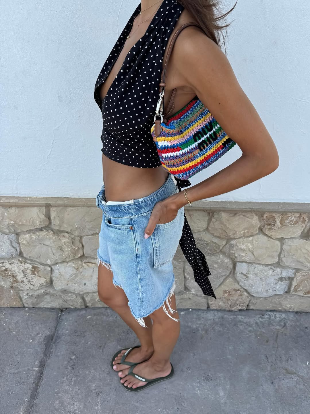 Top preto de po&aacute; com bermuda jeans desfiada