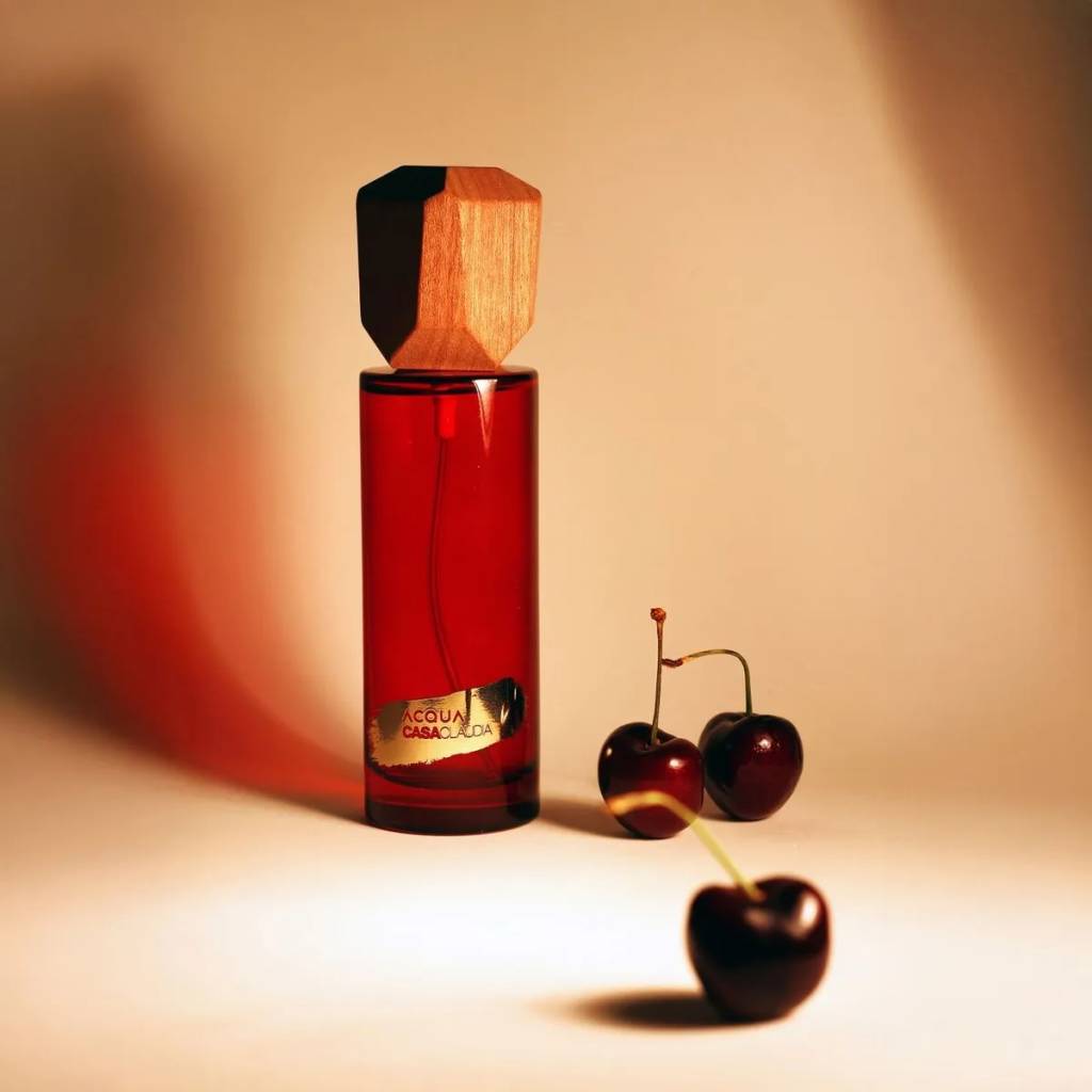 A Vela Vegetal em Pó Casa Claudia é uma forma inovadora, criativa e elegante de perfumar e iluminar seus momentos.