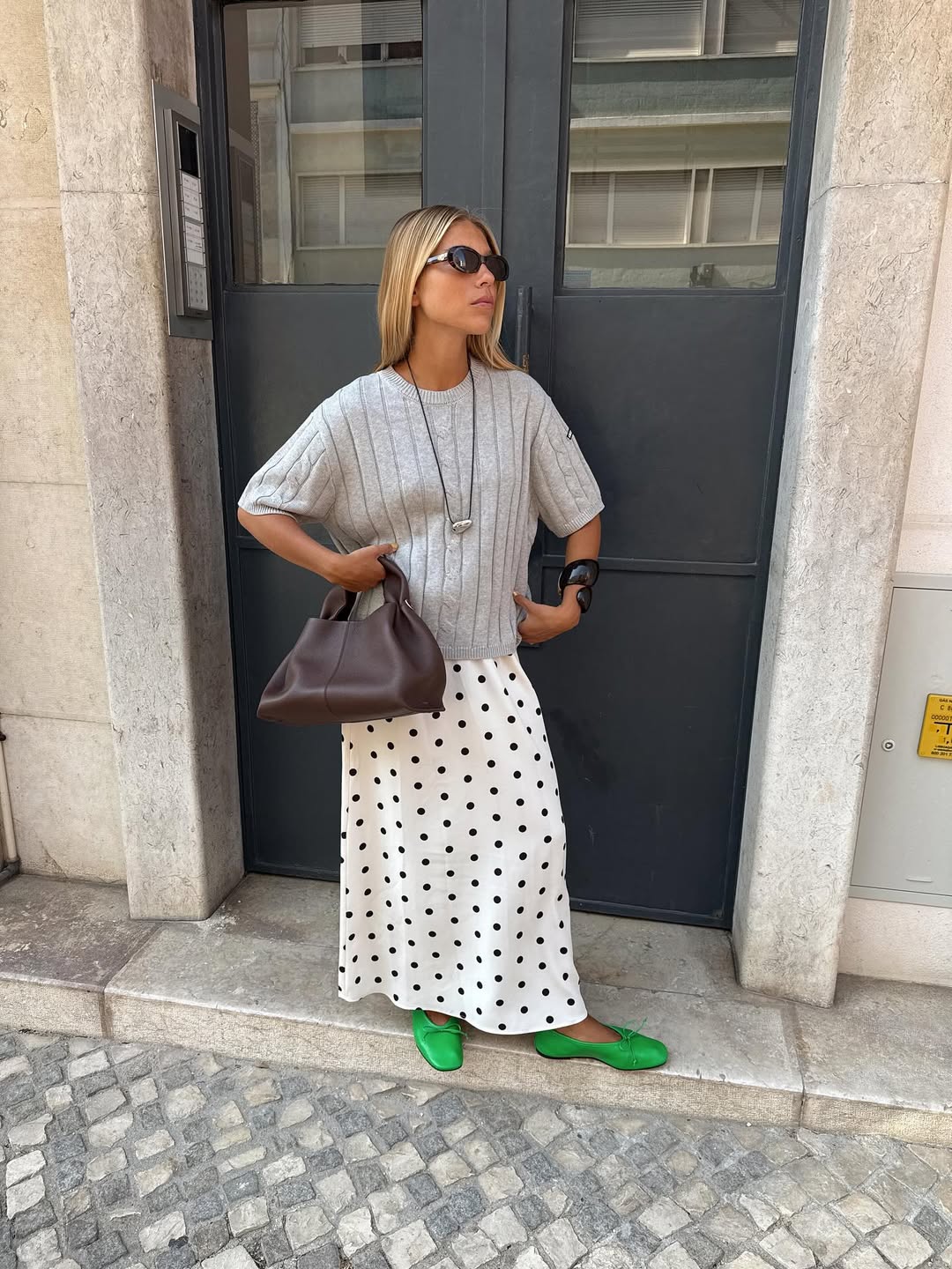 Saia longa de po&aacute; combinada com tric&ocirc; cinza