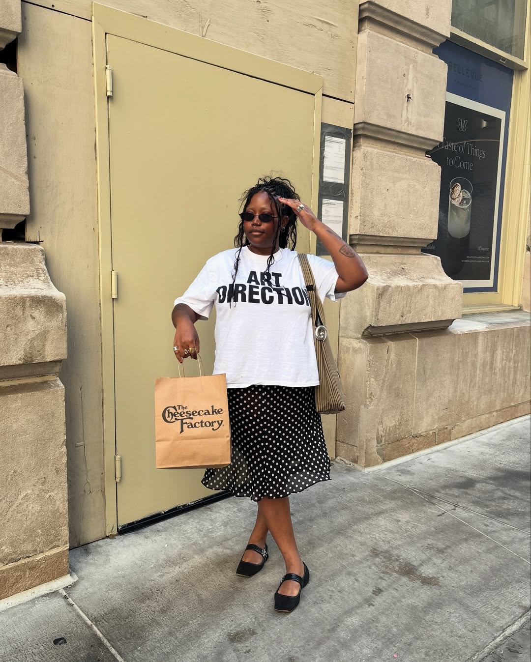 Saia midi de po&aacute; com camiseta branca oversized