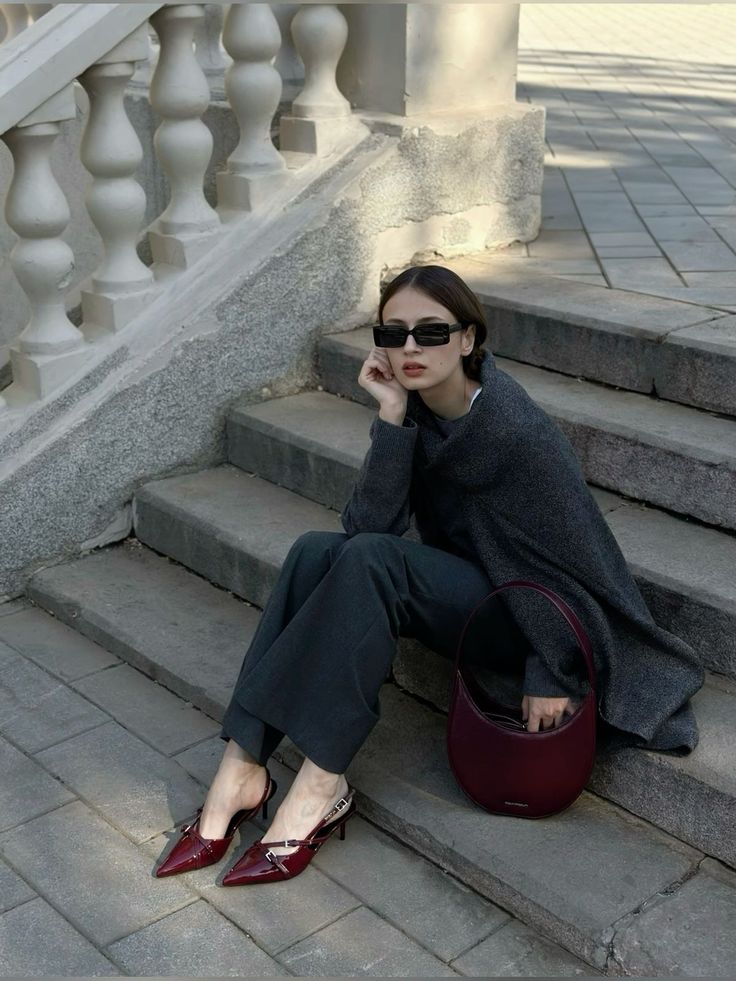 Foto de uma mulher amarela usando o salto Kitten Heels