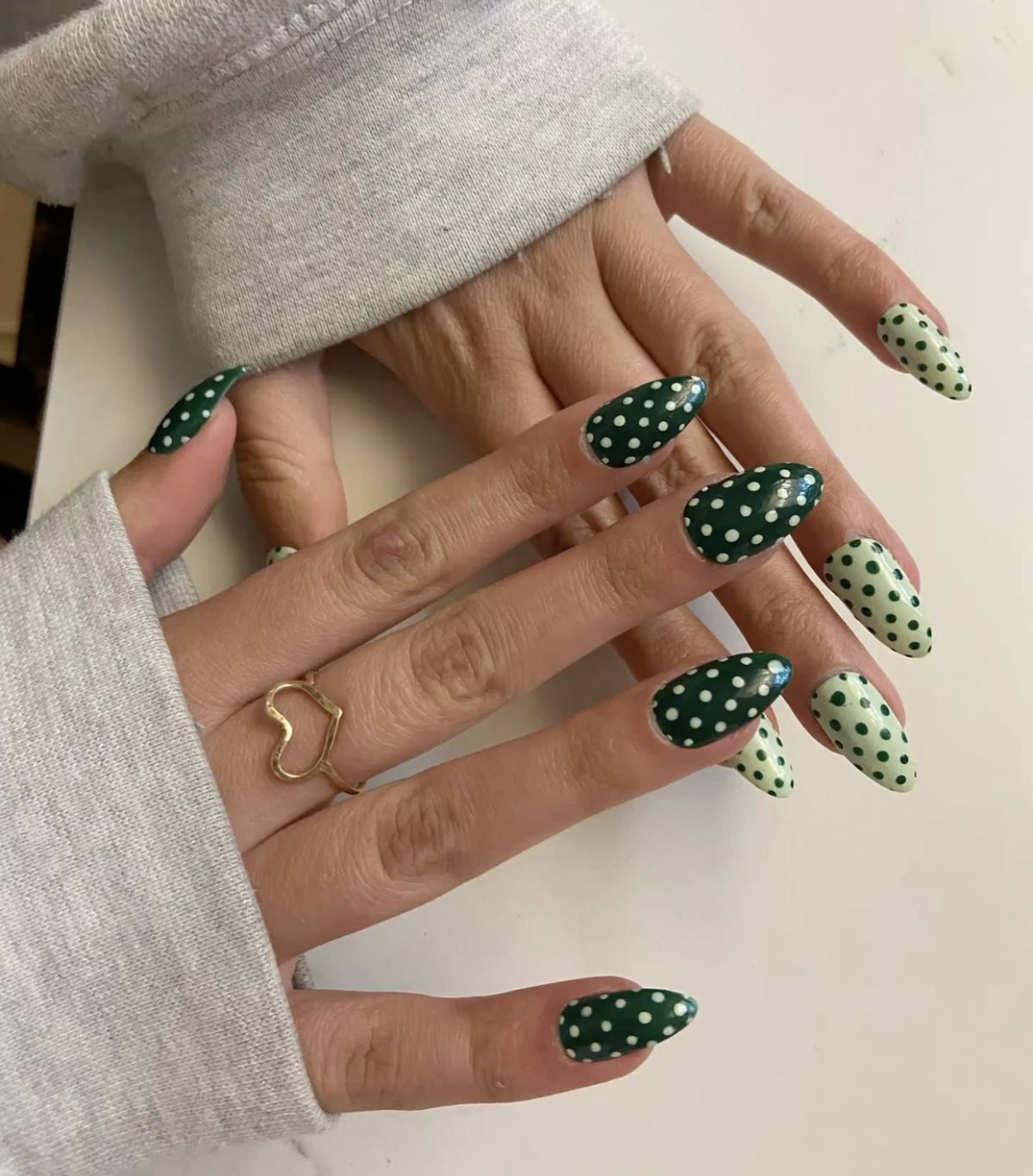 Unha verde e branca com toque minimalista.