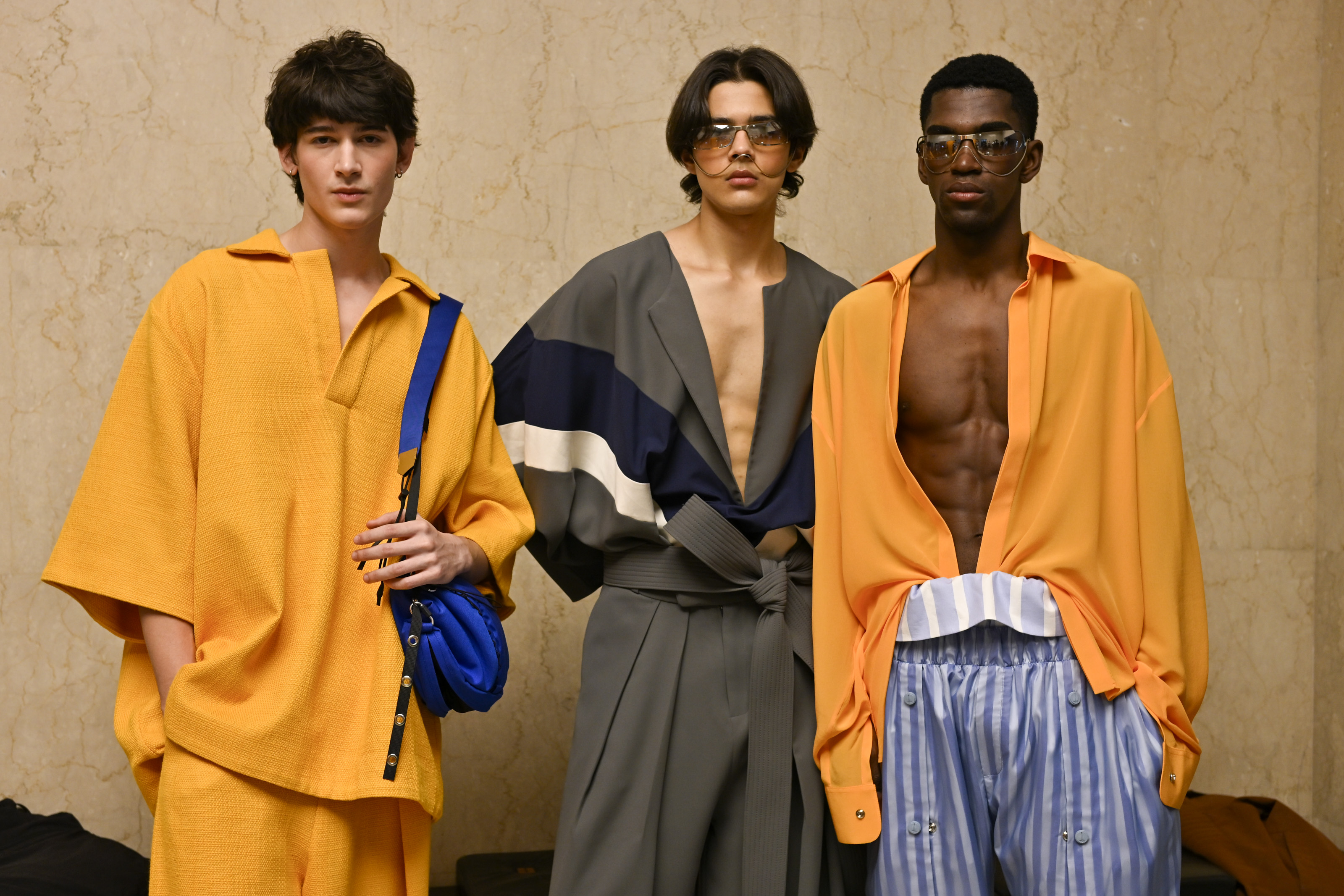 Foto de tr&ecirc;s modelos com look de Jo&atilde;o Pimenta