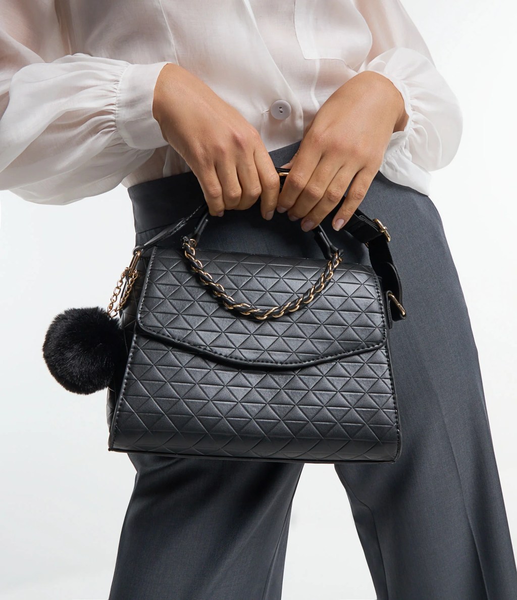 Foto de uma bolsa de couro preta