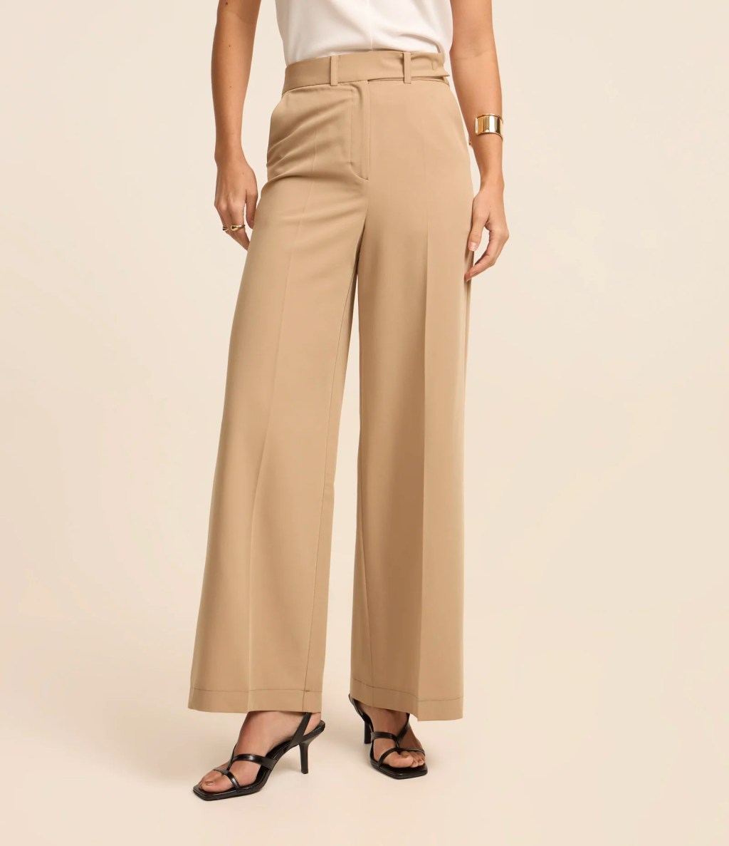 Foto de uma calça de alfaiataria marrom