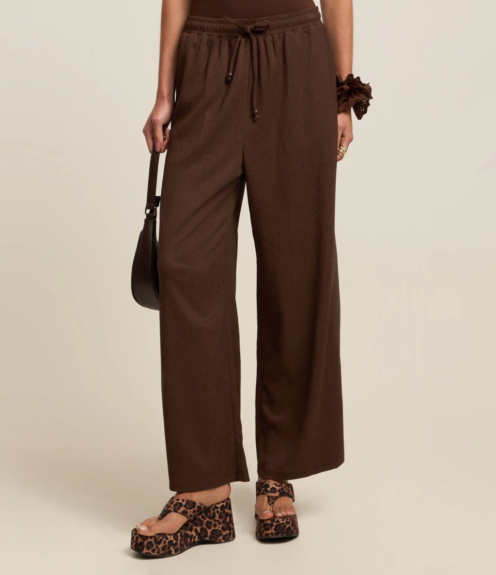 Foto de uma calça marrom