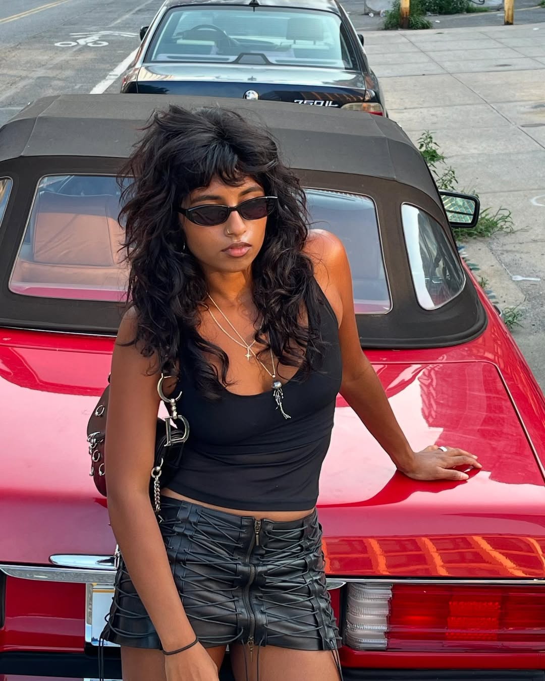 Foto de uma mulher negra com cabelo cacheado cortado em camadas