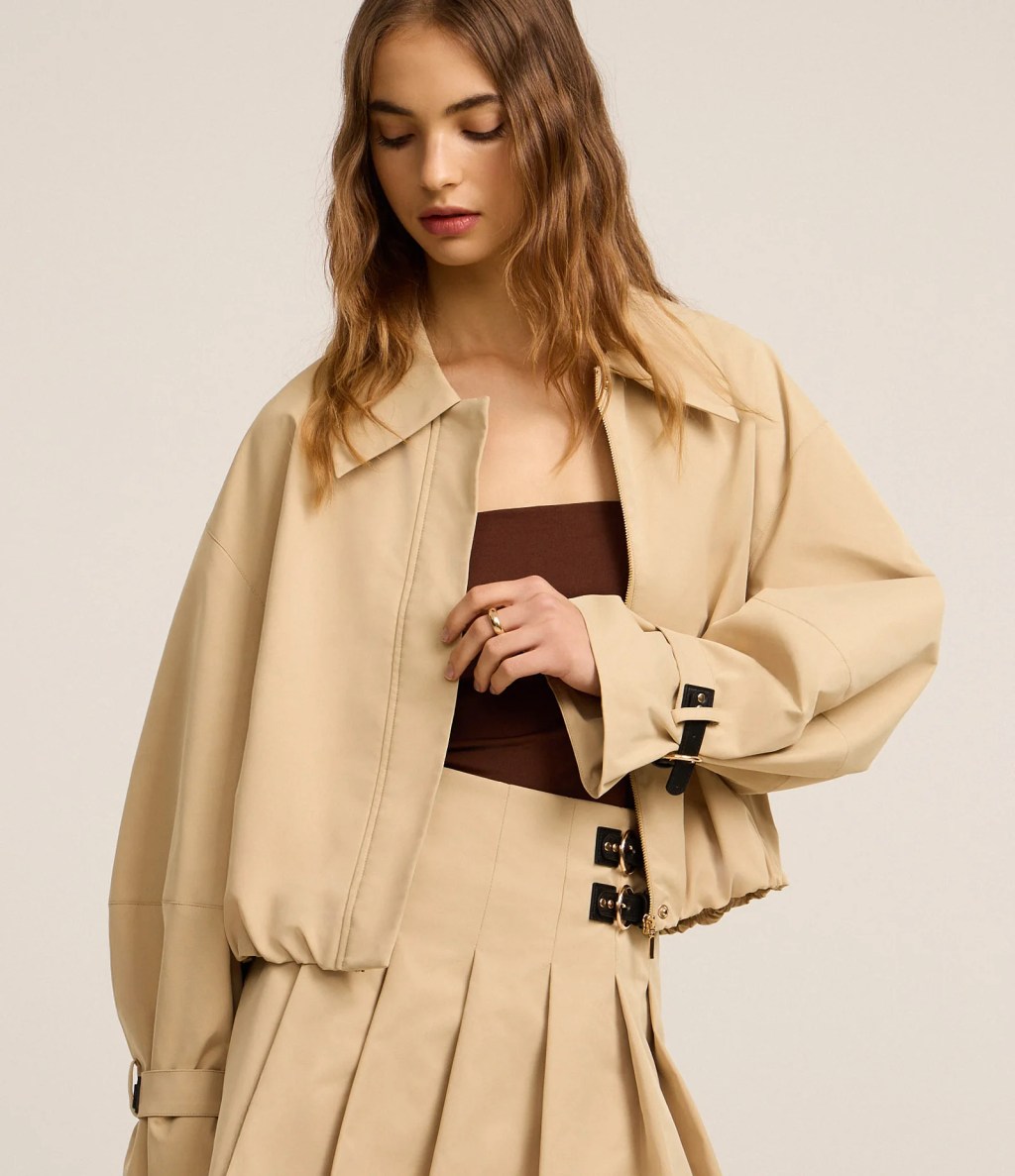 Foto de uma jaqueta bomber marrom