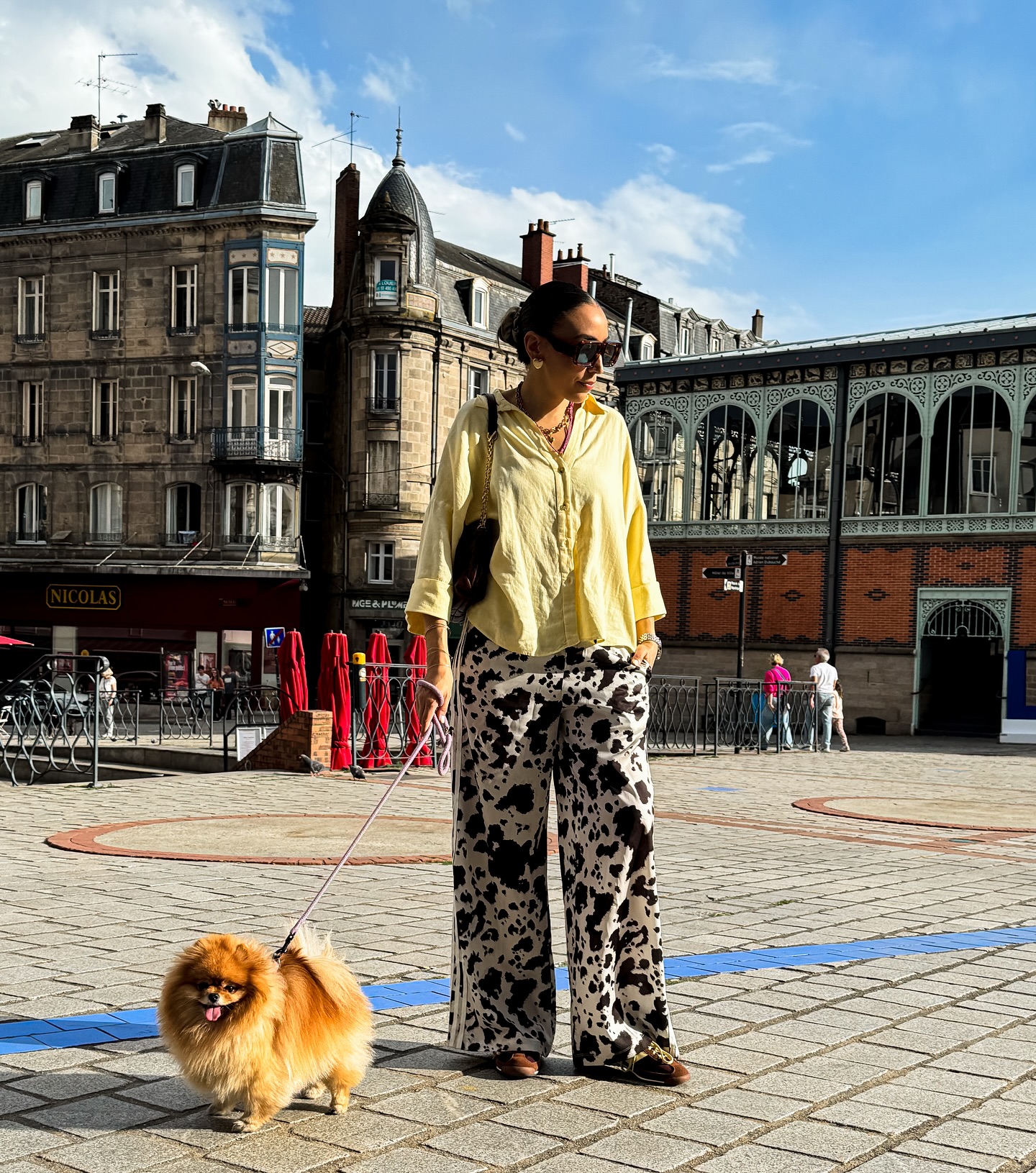Cal&ccedil;a de vaquinha com camisa amarela e mocassim marrom