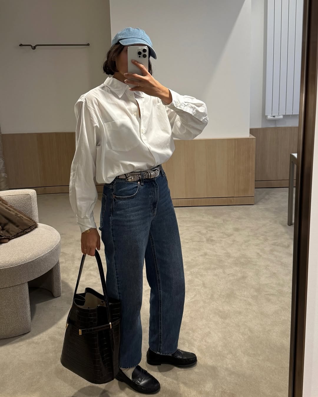 Bon&eacute; azul atualiza o look cl&aacute;ssico de camisa branca e jeans