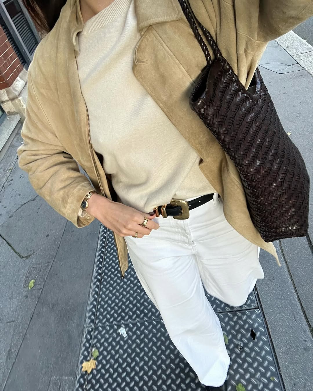 Cinto com fivela dourada d&aacute; nova forma e modernidade ao look neutro