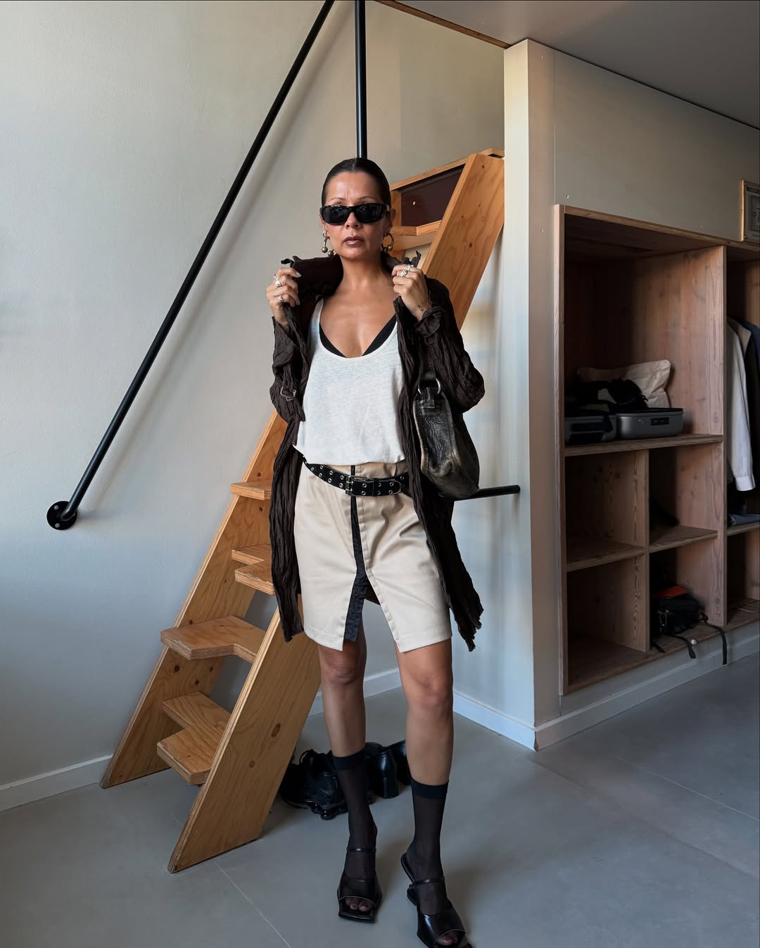 &Oacute;culos escuros modernos elevam o look b&aacute;sico e criam ar confiante