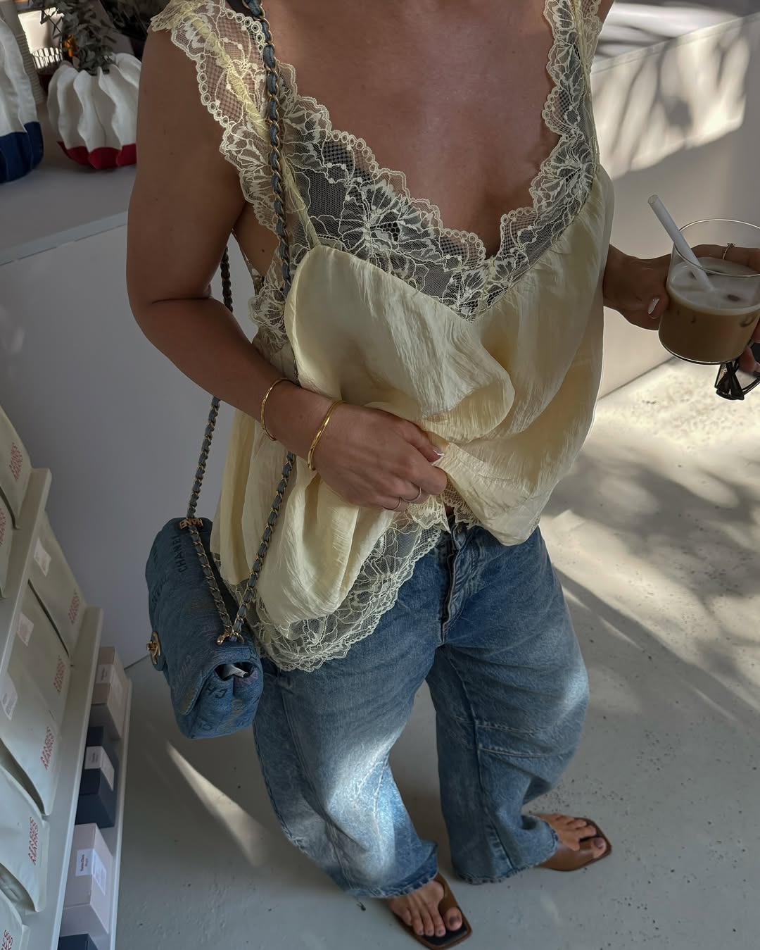 Blusa acetinada amarelo pastel com jeans em look delicado para primavera