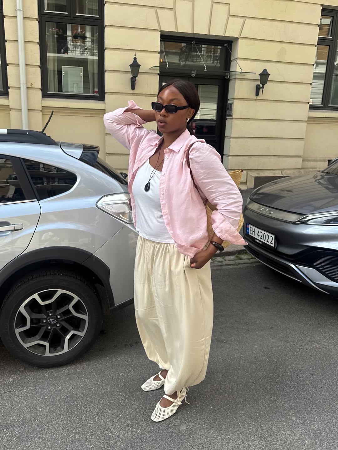 Camisa rosa pastel com cal&ccedil;a bege fluida em look de primavera