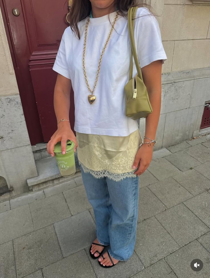 Sobreposi&ccedil;&atilde;o amarela de renda com jeans e camiseta branca