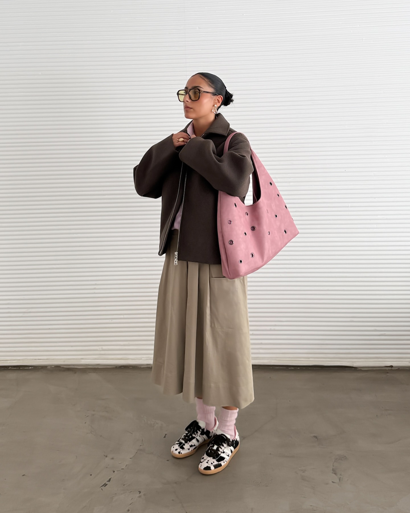 Look com t&ecirc;nis de estampa de vaquinha e jaqueta marrom em produ&ccedil;&atilde;o moderna