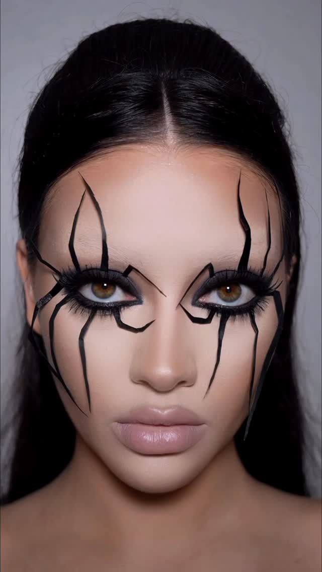 Maquiagem com teia de aranha ao redor dos olhos para o Halloween
