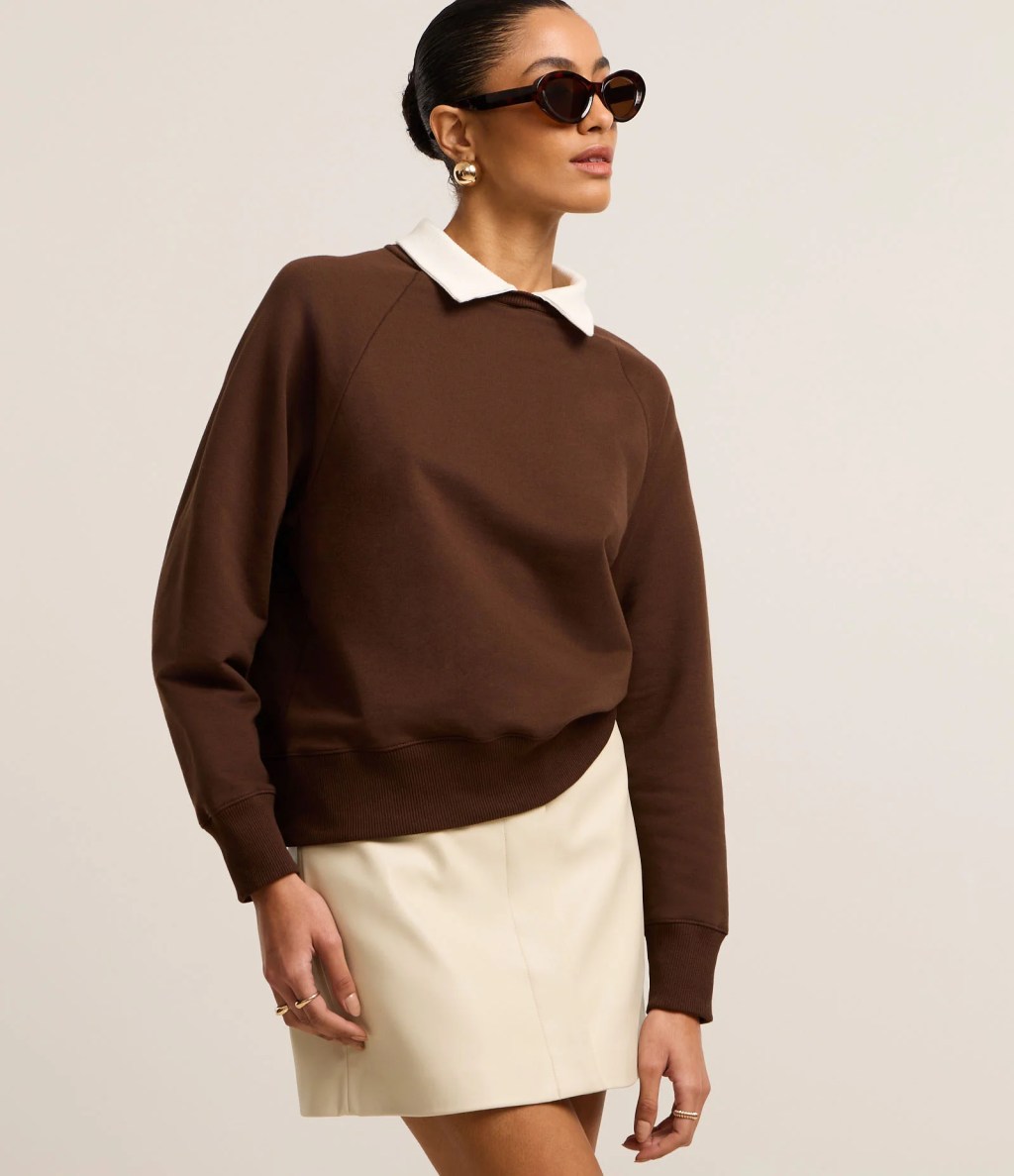 Foto de uma mulher usando um moletom marrom