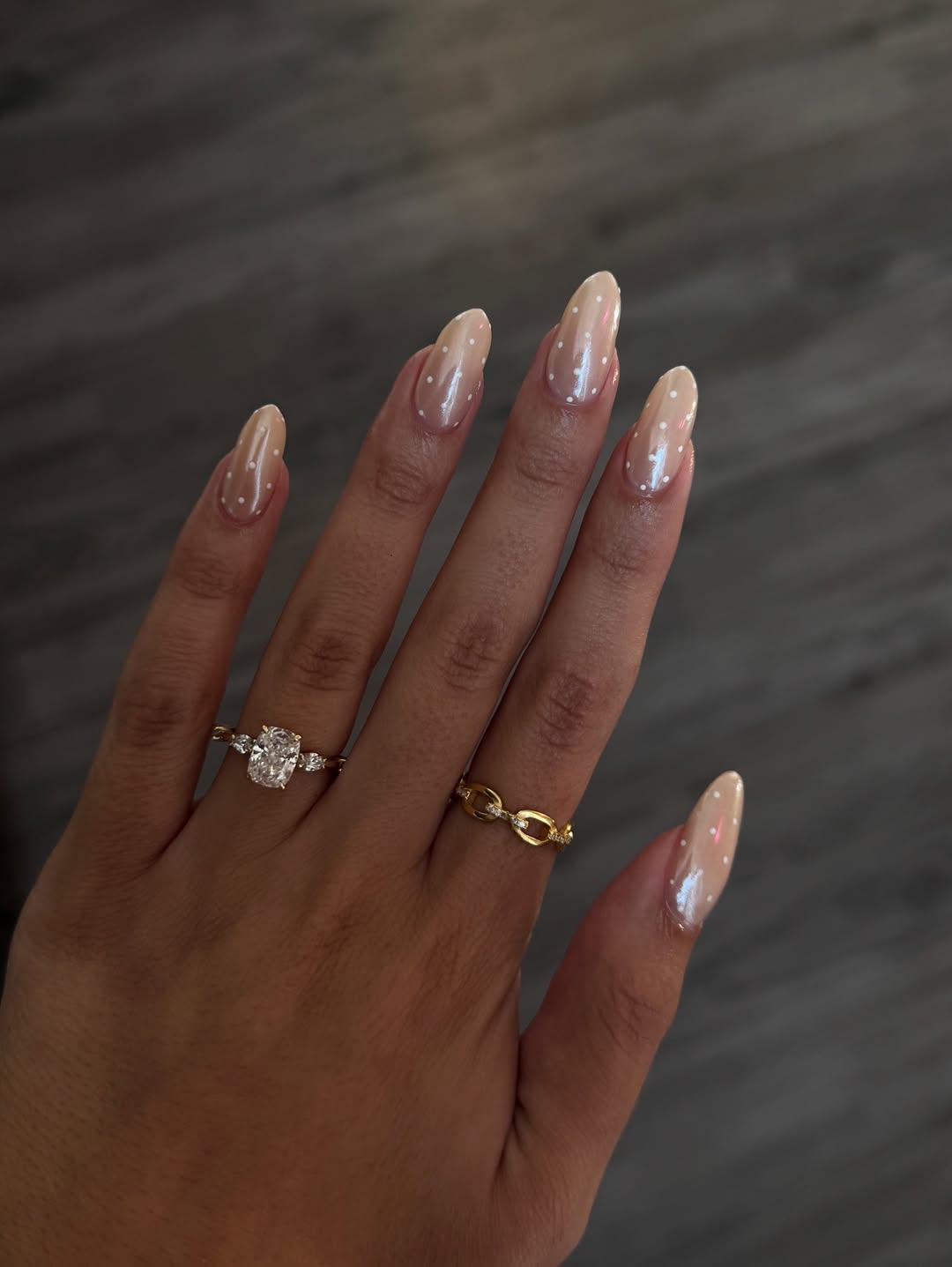 Foto de uma m&atilde;o com as unhas amendoadas brilhantes