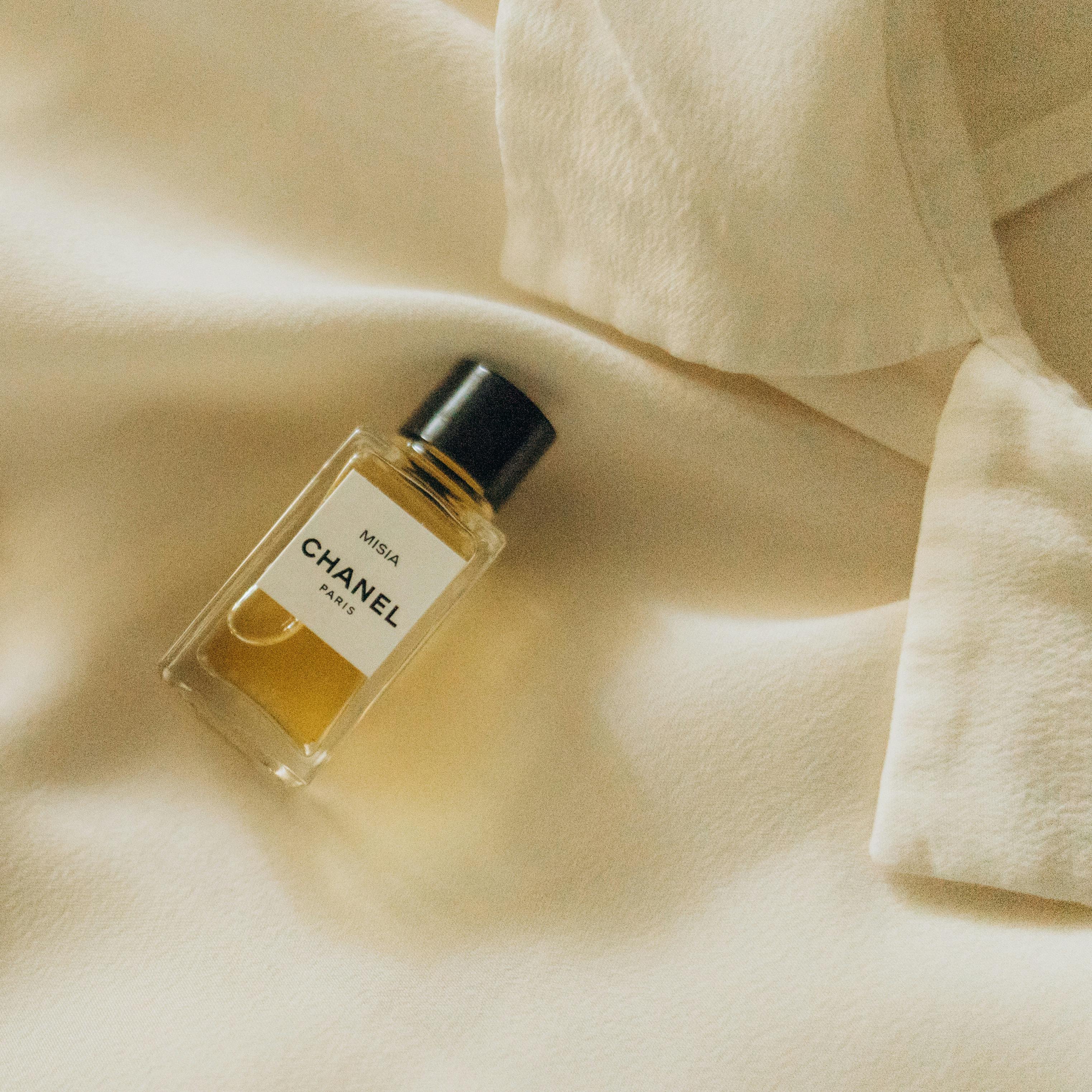 Foto de um perfume sobre um pano
