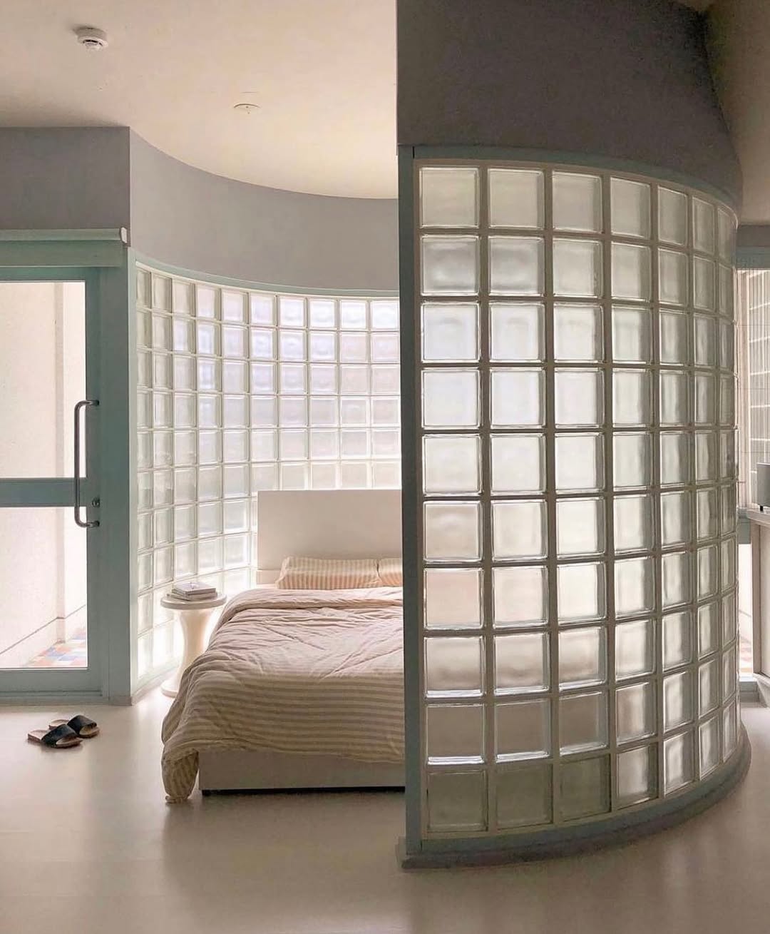 adiciona profundidade, textura sutil e um toque de modernidade atemporal.