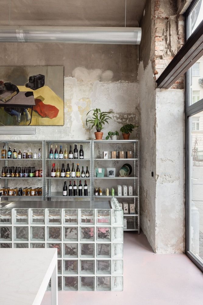 o tijolinho de vidro para criar uma divis&oacute;ria s&oacute;lida, segura e que ainda permite a passagem de luz.