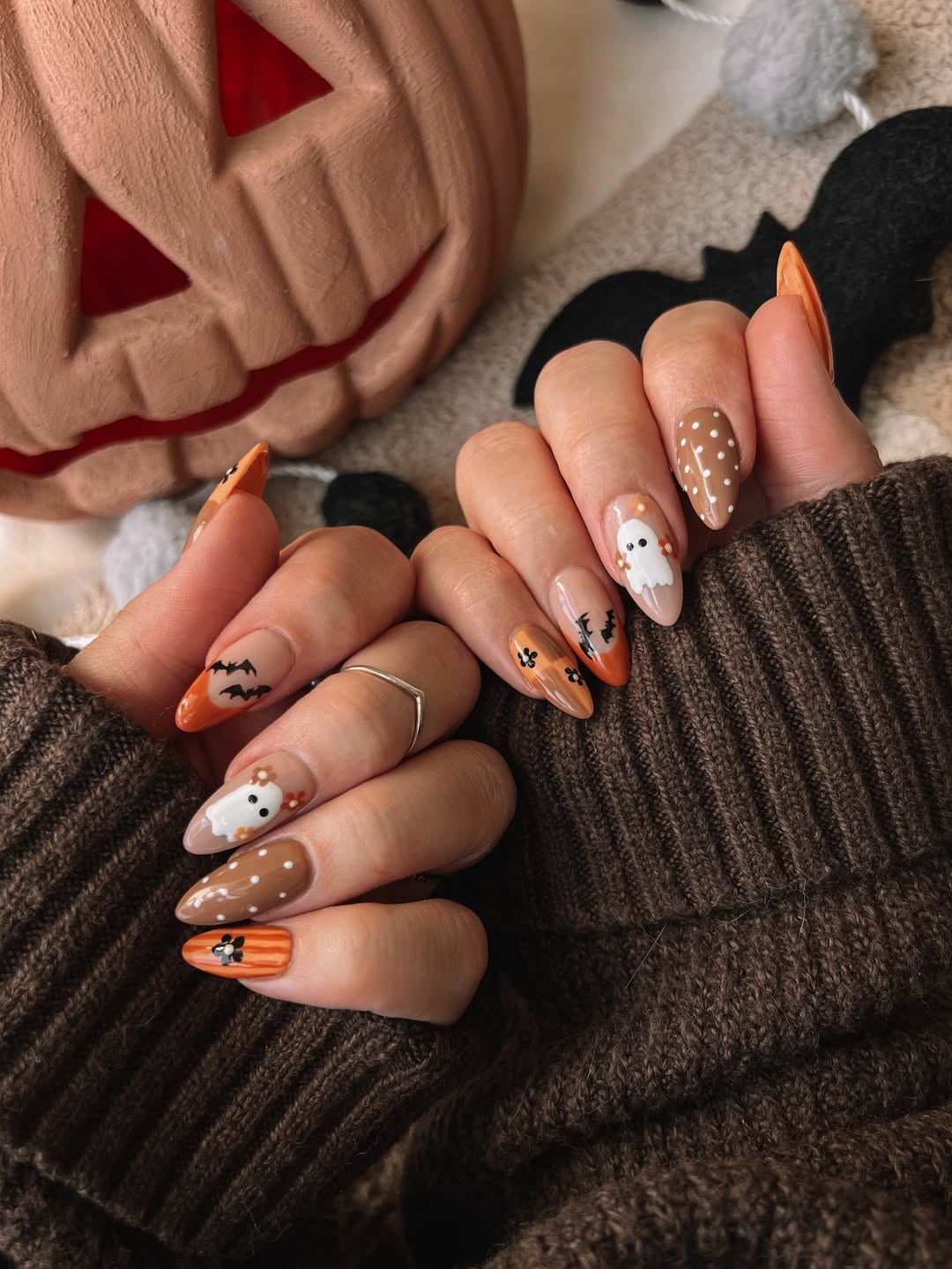 Imagem de unhas de ab&oacute;bora, fantasma e morcego nas cores laranja e marrom para o Halloween.