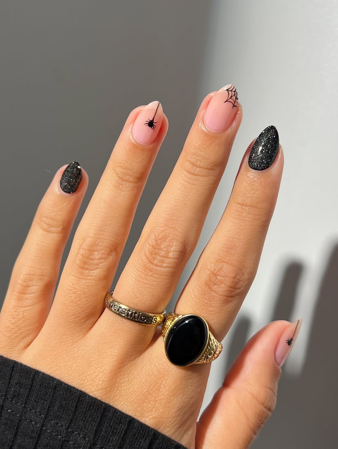 Unhas para o Halloween de abobora, palha&ccedil;o e aranha.