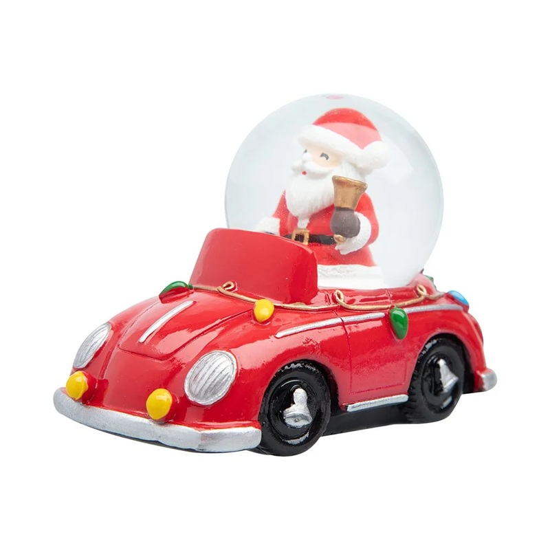 Globo de neve de Papai Noel em mini carro vermelho, enfeite natalino vendido pela Camicado em S&atilde;o Paulo. A pe&ccedil;a faz parte da linha de decora&ccedil;&atilde;o acess&iacute;vel da loja, que inclui globos de neve, velas e itens para mesa posta no Natal