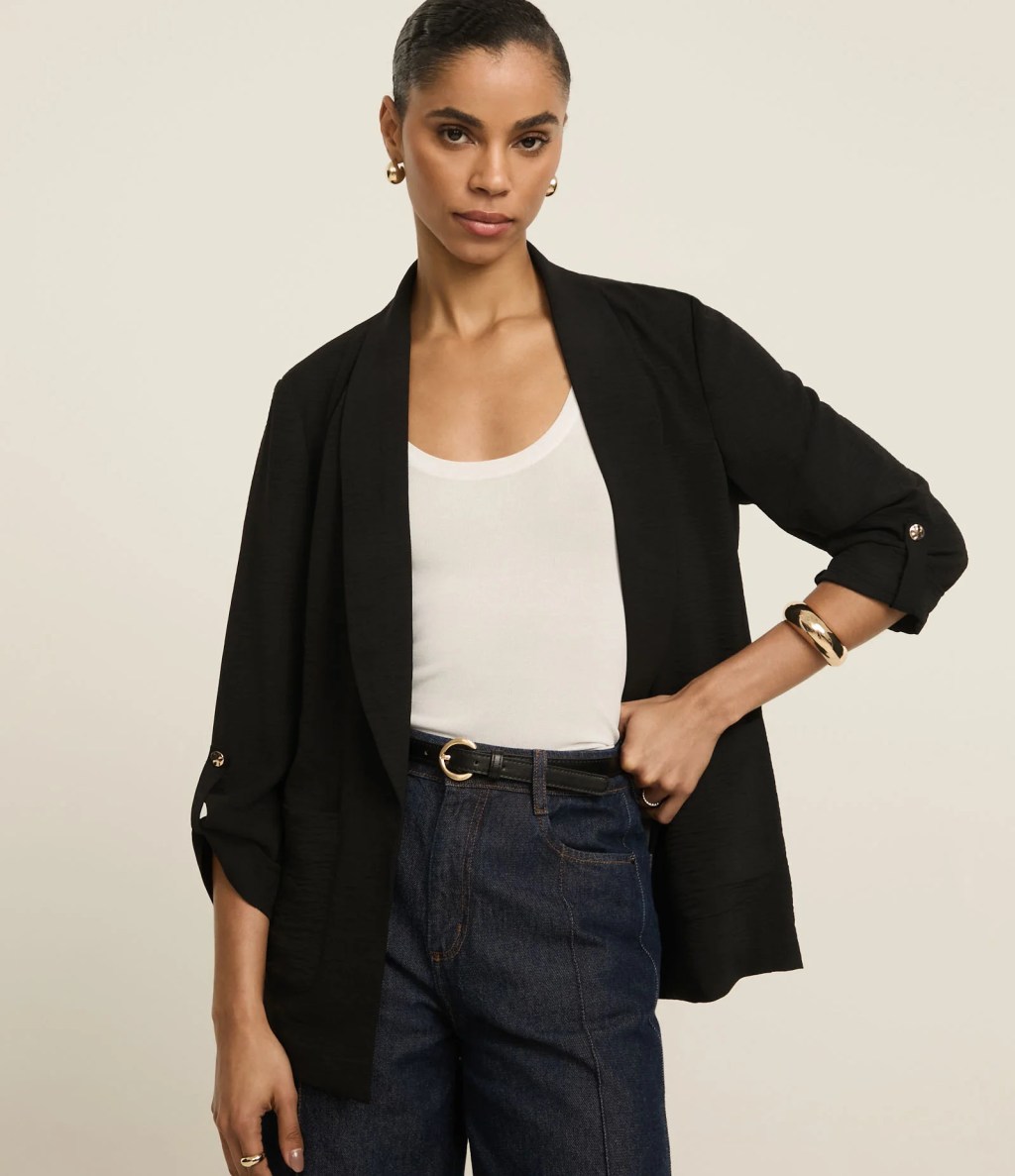 Foto de um blazer preto feminino