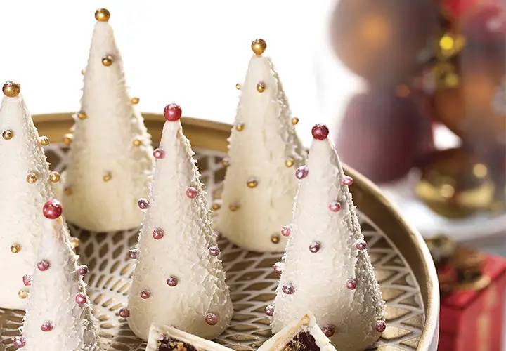 Imagem de bancada com doces natalinos para vender