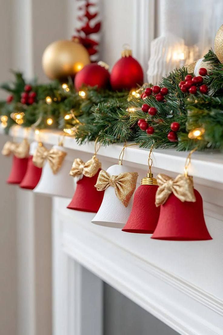 Imagem de sino feitos manualmente para decora&ccedil;&atilde;o de Natal.