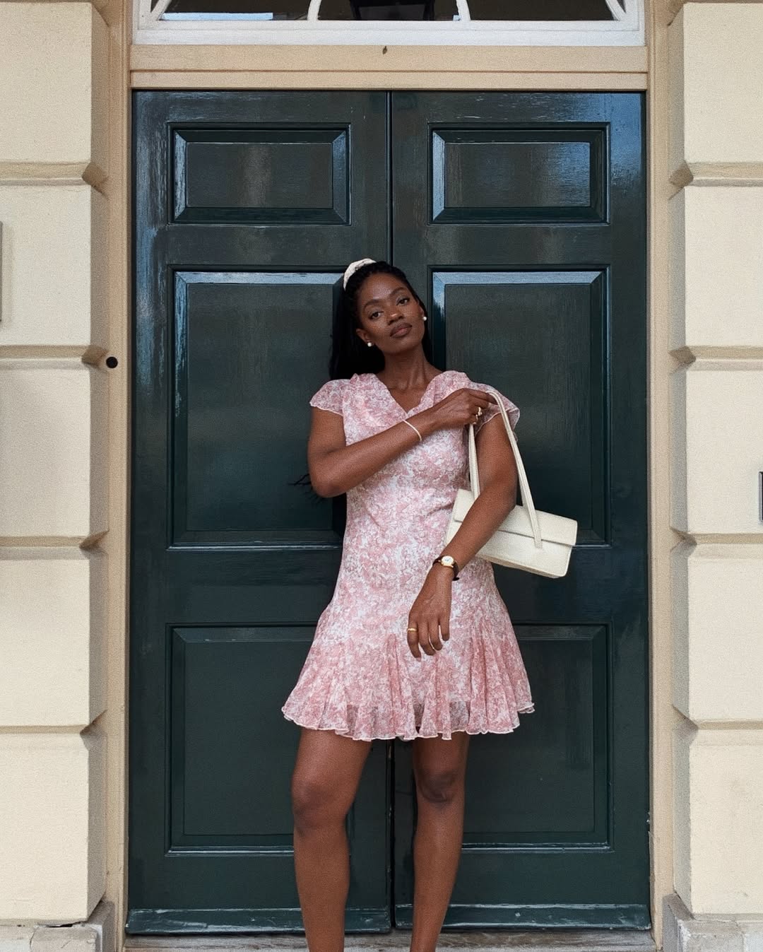 Florais delicados em rosa e branco s&atilde;o destaque entre as estampas da esta&ccedil;&atilde;o