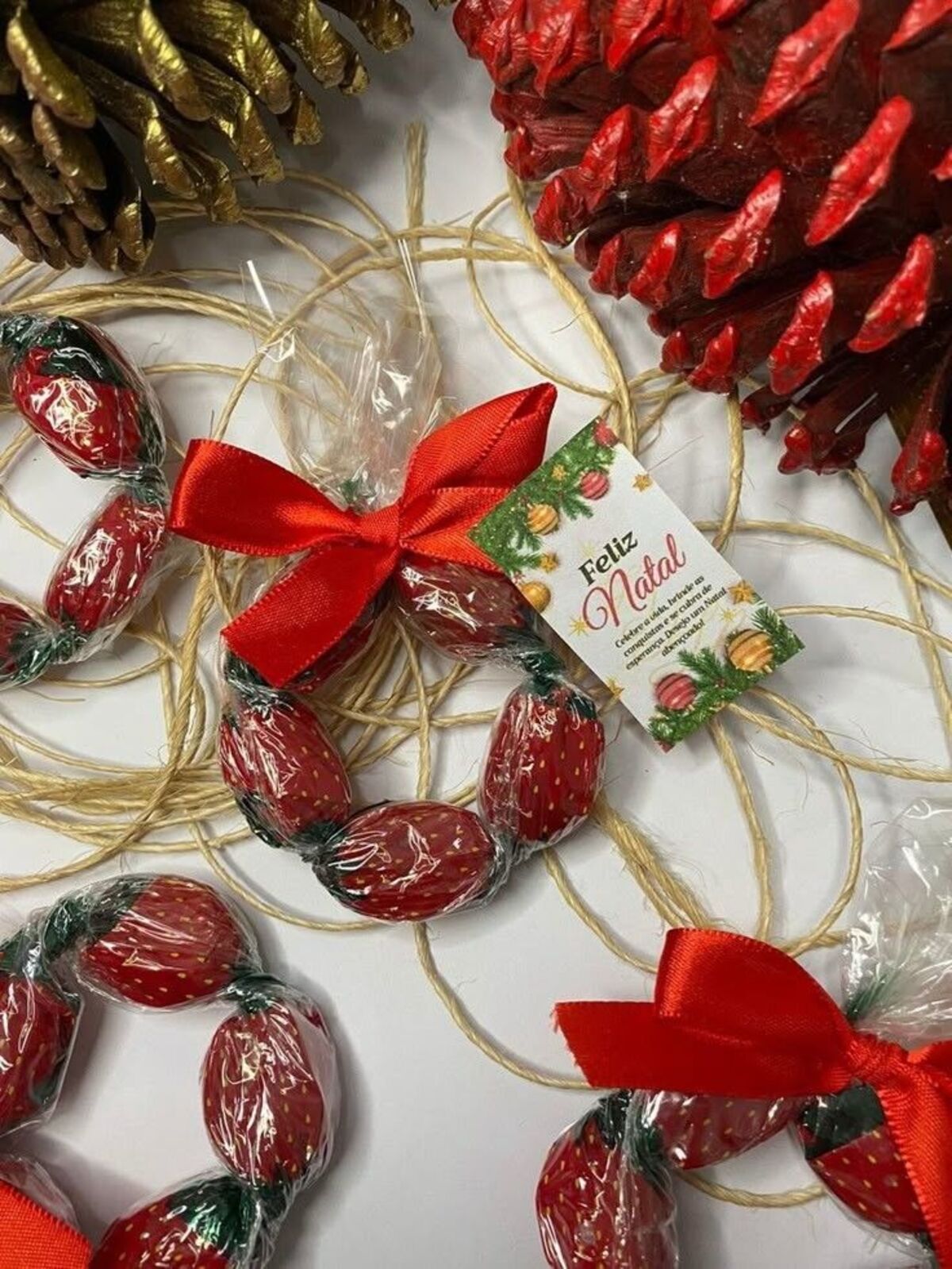 Imagem de lembrancinha para o Natal de guirlanda feita com balas.