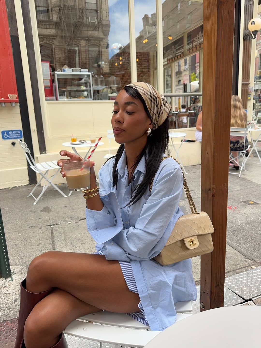 Camisa e saia azul-claro: look urbano e elegante para o ver&atilde;o