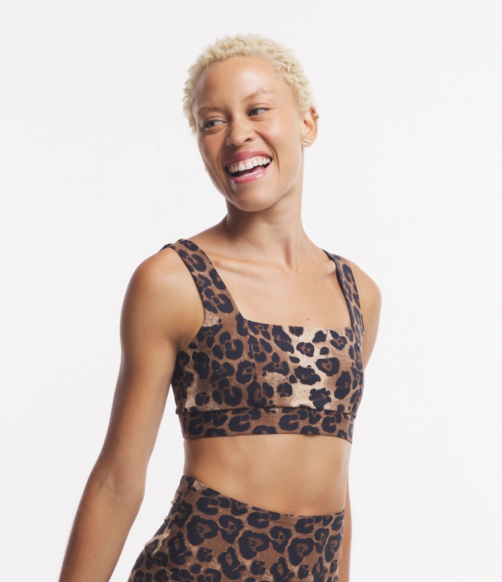 Imagem de top animal print semelhante ao da personagem de Os donos do jogo