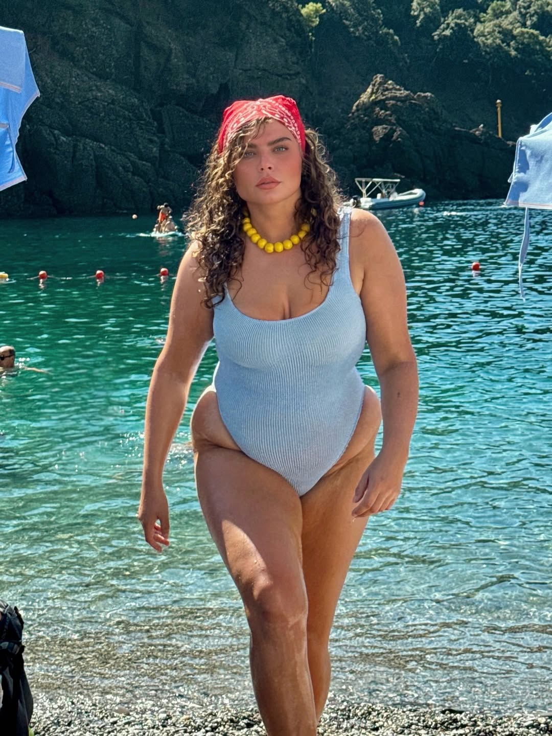 Mai&ocirc; azul-claro: como usar a cor queridinha no beachwear do ver&atilde;o 2026