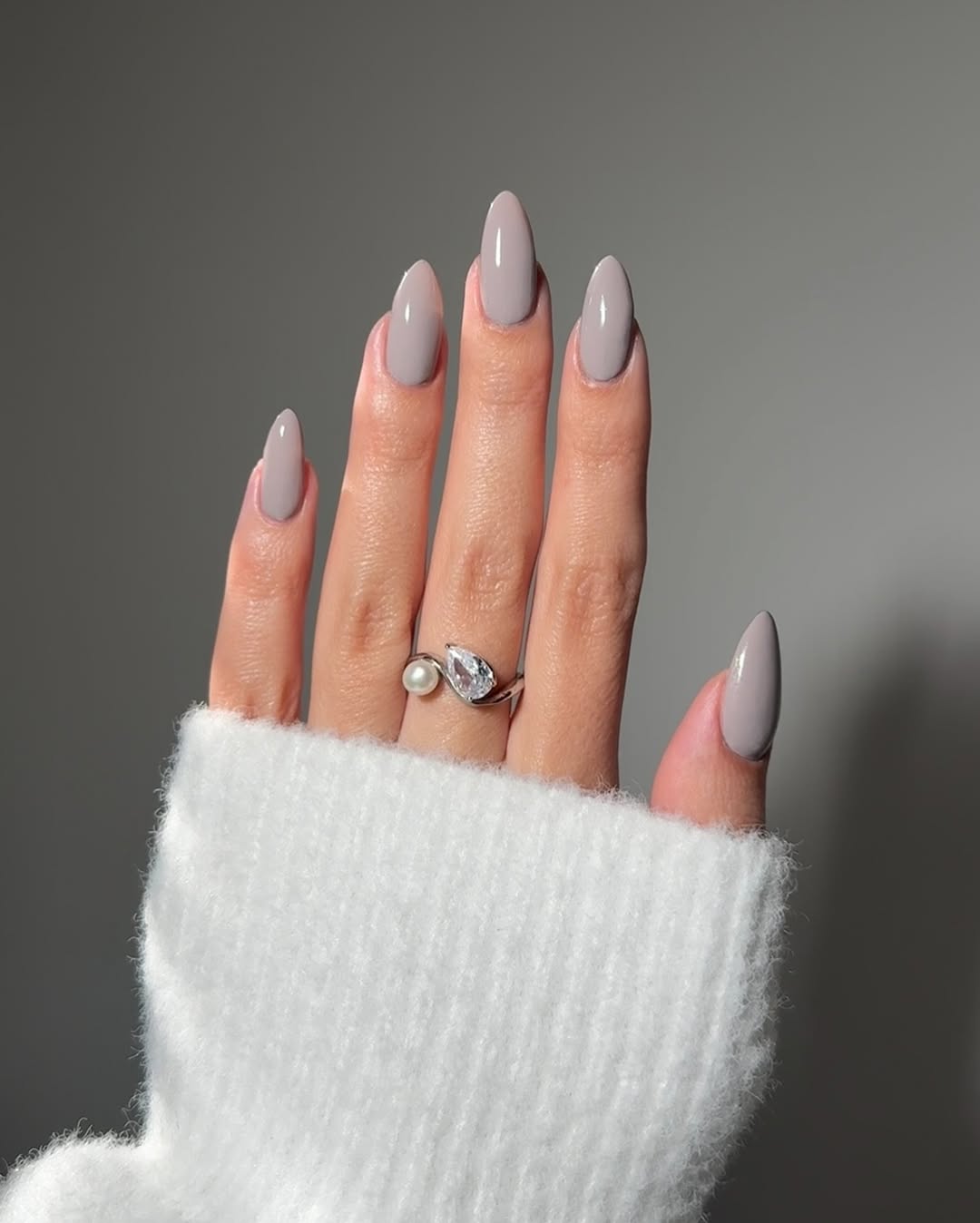 Unhas cinza claro em tom pastel para um visual sofisticado