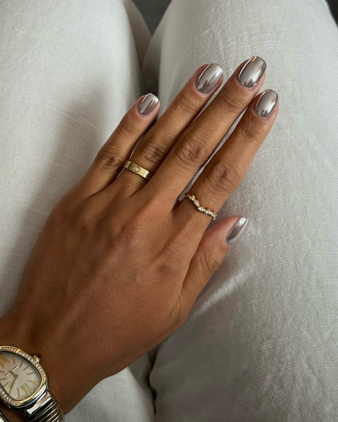 Unhas com esmalte prateado e efeito espelhado cl&aacute;ssico